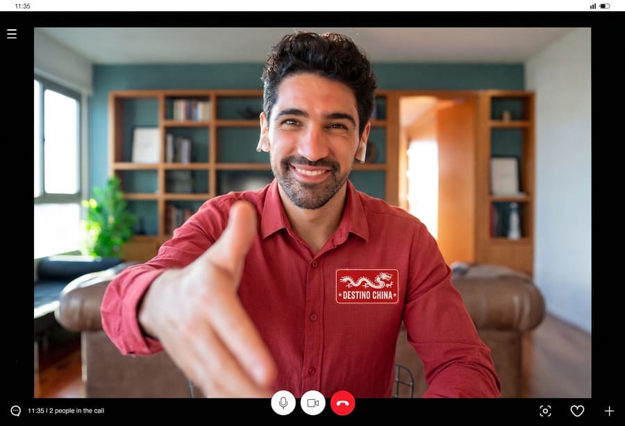 Hombre en una oficina haciendo un videollamada exytendiendo la mano